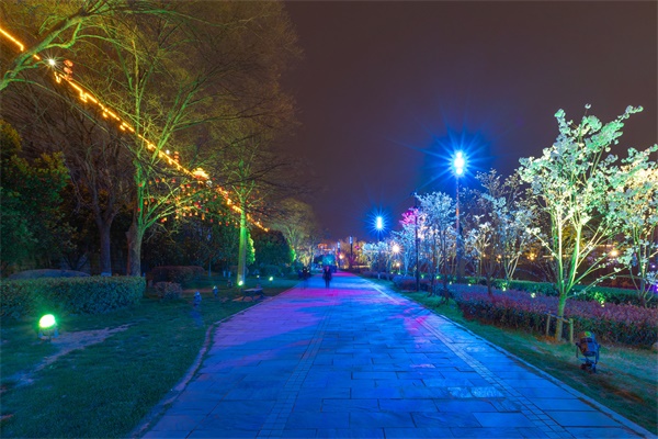 城市广场夜景照明能够体现时代特色