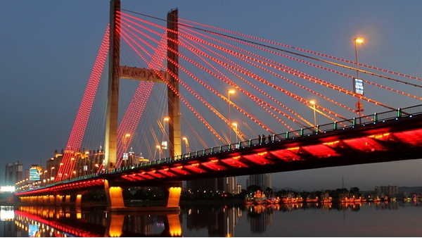 桥梁灯光亮化展现出桥梁亮化的个性美